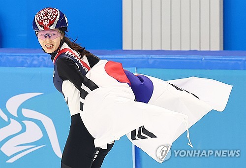 한국 여자 쇼트트랙 최민정이 2025 하얼빈 동계아시안게임에서 태극기 세리머니를 펼치고 있다. 연합뉴스
