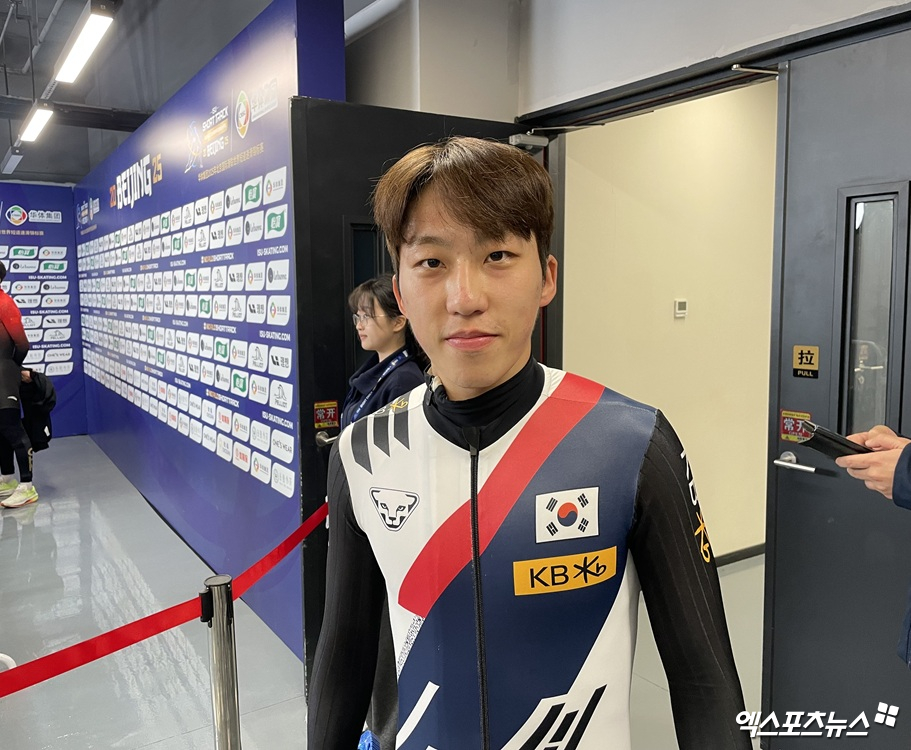 한국 남자 쇼트트랙 에이스 박지원이 14일 중국 베이징에서 열린 2025 ISU 쇼트트랙 세계선수권대회 첫날 경기를 마친 뒤 기념촬영하고 있다. 베이징, 최원영 기자