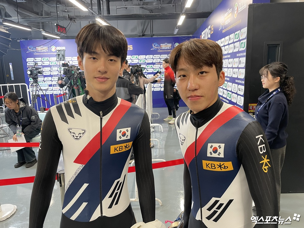 왼쪽부터 한국 남자 쇼트트랙 장성우, 박지원. 14일 중국 베이징에서 열린 2025 ISU 쇼트트랙 세계선수권대회 첫날 경기를 마친 뒤 기념촬영하고 있다. 베이징, 최원영 기자