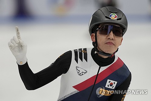 한국 남자 쇼트트랙 박지원이 14일 중국 베이징에서 열린 2025 ISU 쇼트트랙 세계선수권대회 남자계주 준준결승에서 1위로 레이스를 마친 뒤 세리머니하고 있다. AP/연합뉴스