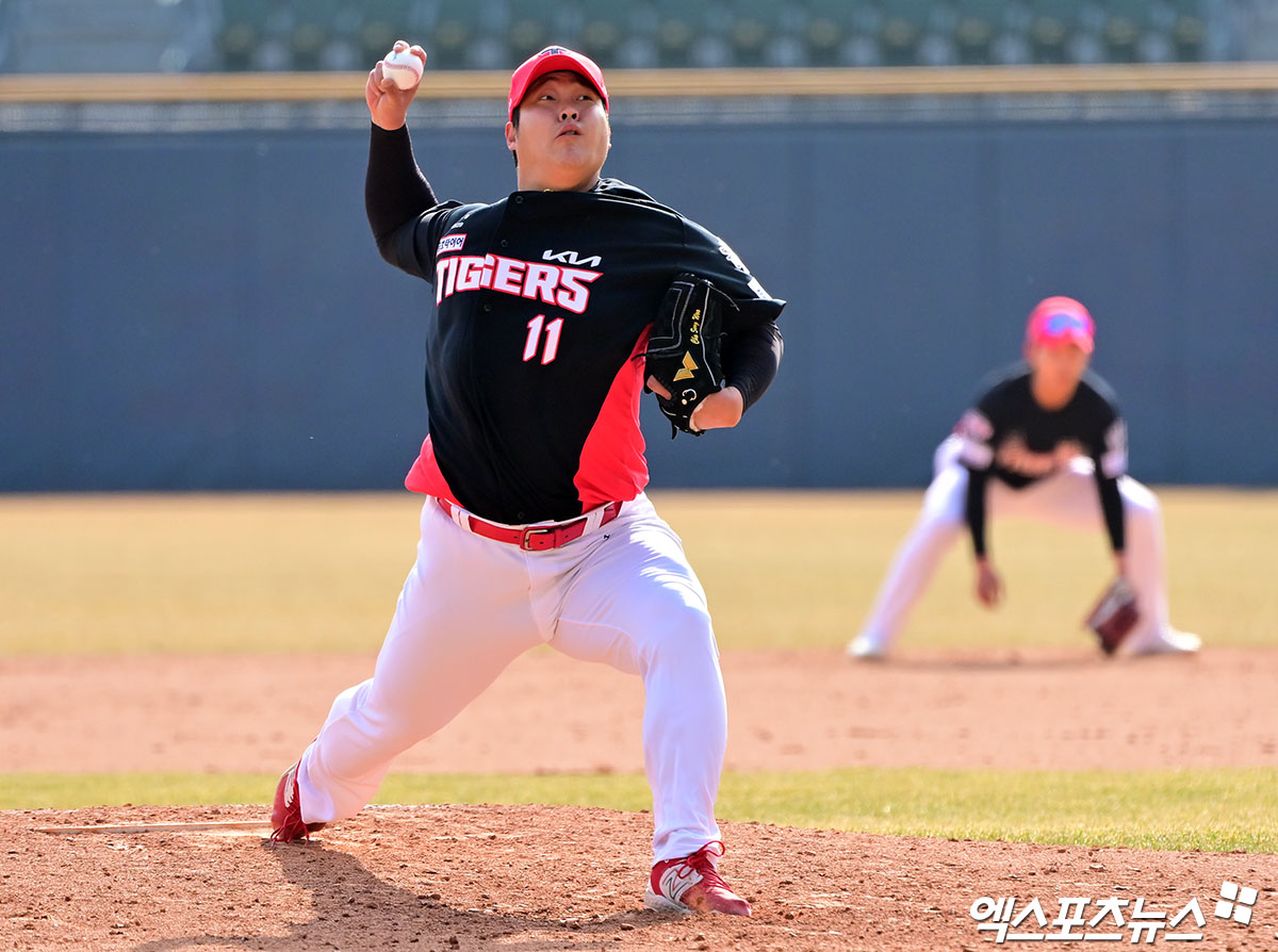 14일 오후 서울 송파구 잠실야구장에서 열린 '2025 신한 SOL Bank KBO리그' KIA 타이거즈와 두산 베어스의 시범경기, 9회말 KIA 조상우가 공을 힘차게 던지고 있다. 엑스포츠뉴스 DB