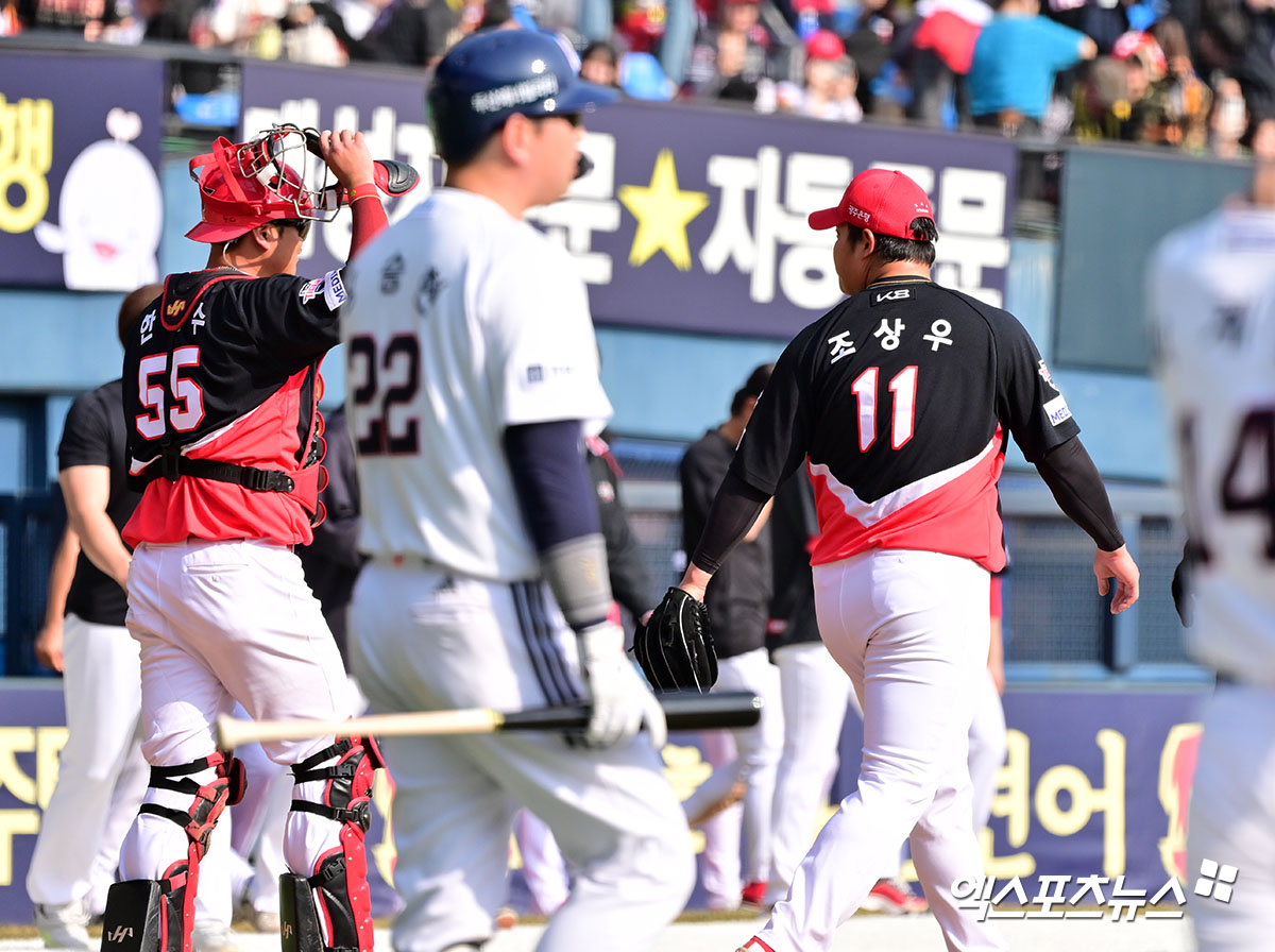 14일 오후 서울 송파구 잠실야구장에서 열린 '2025 신한 SOL Bank KBO리그' KIA 타이거즈와 두산 베어스의 시범경기, KIA와 두산이 3:3 무승부를 기록했다. 경기종료 후 KIA 한준수와 조상우가 대화를 나누고 있다. 엑스포츠뉴스 DB