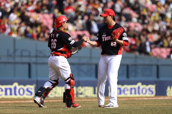 KIA 타이거즈 투수 정해영이 지난 13일 잠실 두산전을 끝낸 뒤 포수 한승택과 대화하고 있다. KIA 타이거즈