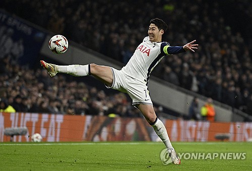 손흥민이 14일 영국 런던 토트넘 홋스퍼 경기장에서 열린 2024-2025 유럽축구연맹(UEFA) 유로파리그 16강 2차전 홈 경기 AZ 알크마르와의 승부에서 90분 풀타임을 뛰며 1도움을 기록하는 등 3골에 모두 관여하고 소속팀 토트넘 홋스퍼의 3-1 승리를 이끌었다. 토트넘은 1~2차전 합계 3-1로 이겼다. 이날 경기 직후 유럽 통계매체는 손흥민에 대해 높은 평점을 매겼다. 풋볼 런던과 이브닝 스탠더드는 나란히 평점 9점을 줬다. 연합뉴스