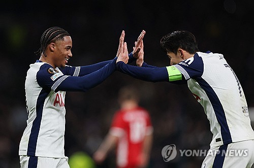 손흥민이 14일 영국 런던 토트넘 홋스퍼 경기장에서 열린 2024-2025 유럽축구연맹(UEFA) 유로파리그 16강 2차전 홈 경기 AZ 알크마르와의 승부에서 90분 풀타임을 뛰며 1도움을 기록하는 등 3골에 모두 관여하고 소속팀 토트넘 홋스퍼의 3-1 승리를 이끌었다. 토트넘은 1~2차전 합계 3-1로 이겼다. 이날 경기 직후 유럽 통계매체는 손흥민에 대해 높은 평점을 매겼다. 풋볼 런던과 이브닝 스탠더드는 나란히 평점 9점을 줬다. 연합뉴스