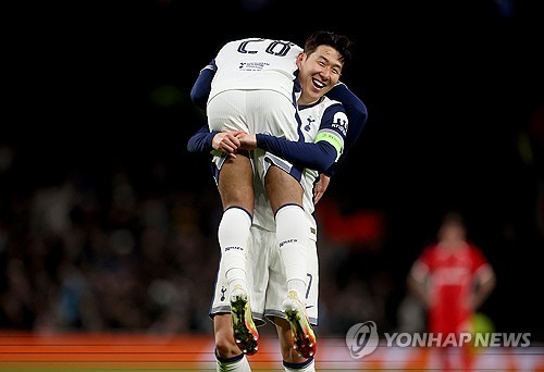 손흥민이 14일 영국 런던 토트넘 홋스퍼 경기장에서 열린 2024-2025 유럽축구연맹(UEFA) 유로파리그 16강 2차전 홈 경기 AZ 알크마르와의 승부에서 90분 풀타임을 뛰며 1도움을 기록하는 등 3골에 모두 관여하고 소속팀 토트넘 홋스퍼의 3-1 승리를 이끌었다. 토트넘은 1~2차전 합계 3-1로 이겼다. 이날 경기 직후 유럽 통계매체는 손흥민에 대해 높은 평점을 매겼다. 풋볼 런던과 이브닝 스탠더드는 나란히 평점 9점을 줬다. 연합뉴스