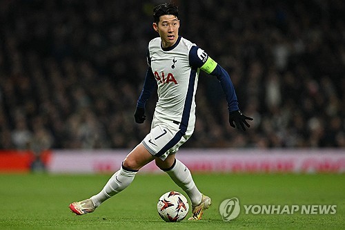 손흥민이 14일 영국 런던 토트넘 홋스퍼 경기장에서 열린 2024-2025 유럽축구연맹(UEFA) 유로파리그 16강 2차전 홈 경기 AZ 알크마르와의 승부에서 90분 풀타임을 뛰며 1도움을 기록하는 등 3골에 모두 관여하고 소속팀 토트넘 홋스퍼의 3-1 승리를 이끌었다. 토트넘은 1~2차전 합계 3-1로 이겼다. 이날 경기 직후 유럽 통계매체는 손흥민에 대해 높은 평점을 매겼다. 풋볼 런던과 이브닝 스탠더드는 나란히 평점 9점을 줬다. 연합뉴스