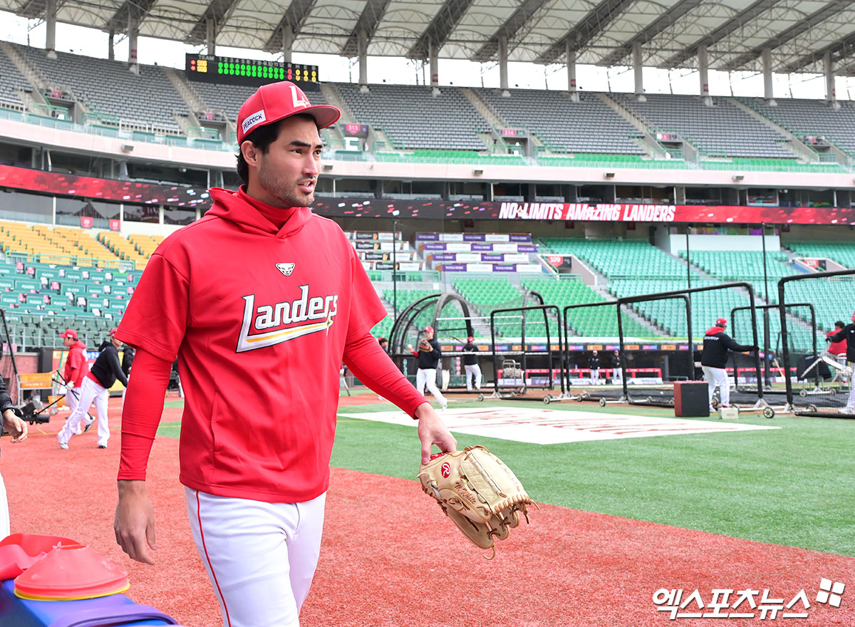 15일 오후 인천SSG랜더스필드에서 열리는 '2025 신한 SOL Bank KBO리그' LG 트윈스와 SSG 랜더스의 시범경기, SSG 화이트가 훈련을 위해 그라운드로 나서고 있다. 문학, 김한준 기자