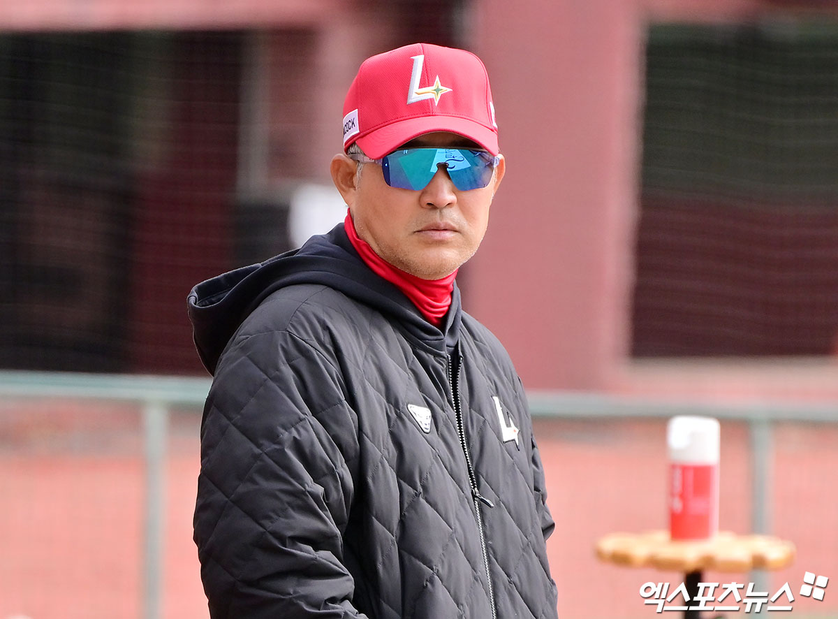 15일 오후 인천SSG랜더스필드에서 열리는 '2025 신한 SOL Bank KBO리그' LG 트윈스와 SSG 랜더스의 시범경기, SSG 이숭용 감독이 선수들의 훈련을 지켜보고 있다. 문학, 김한준 기자