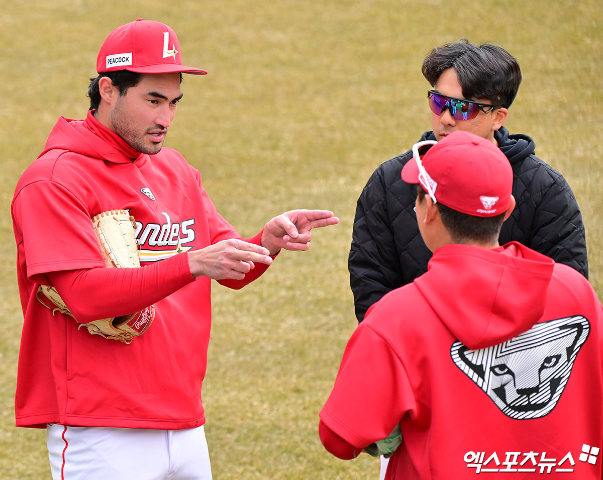 15일 오후 인천SSG랜더스필드에서 열리는 '2025 신한 SOL Bank KBO리그' LG 트윈스와 SSG 랜더스의 시범경기, SSG 화이트가 노경은과 대화를 나누고 있다. 문학, 김한준 기자