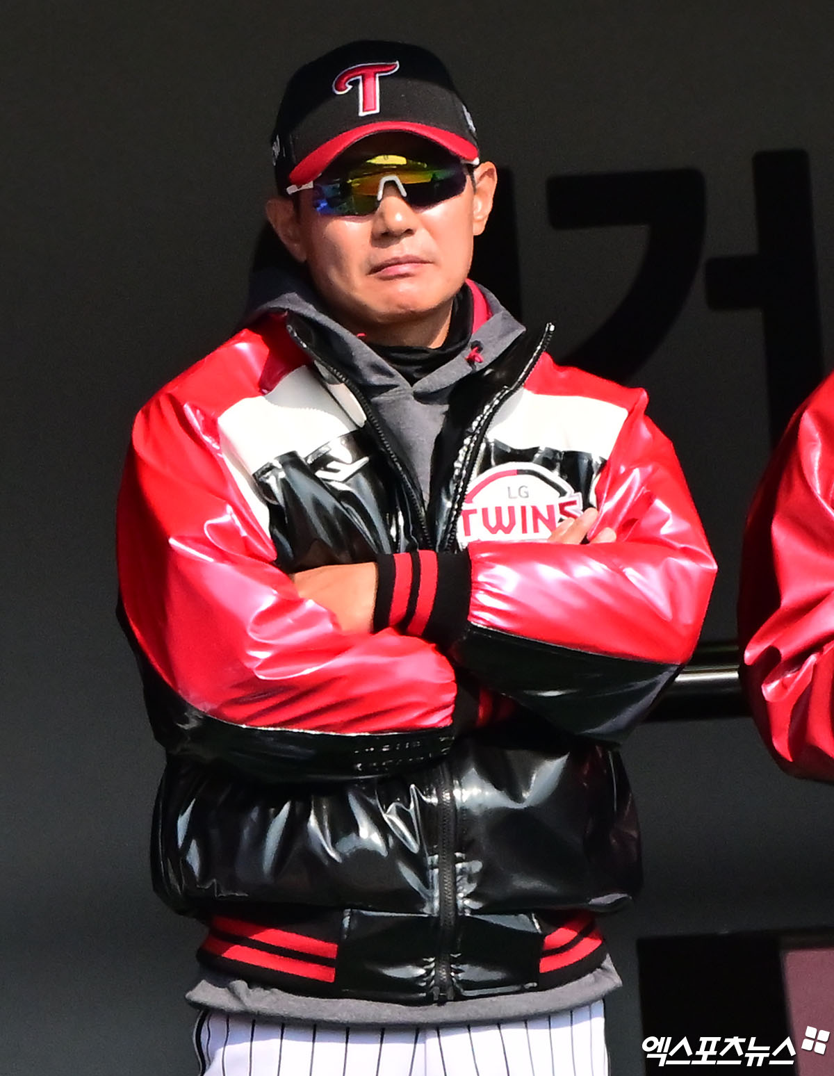 LG 트윈스 마무리 투수 장현식이 예상보다 빠른 회복세 속에 개막전 출전을 노린다. LG 염경엽 감독은 시범경기 최종전에 장현식의 등판을 예고했다. 엑스포츠뉴스 DB