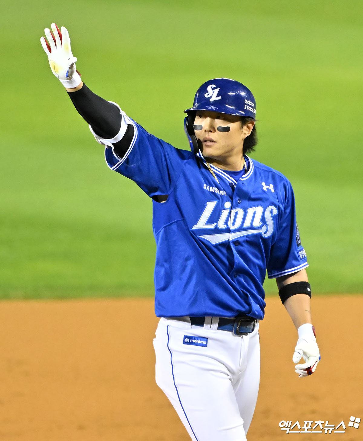 17일 오후 서울 송파구 잠실야구장에서 열린 '2024 신한 SOL Bank KBO 포스트시즌' 삼성 라이온즈와 LG 트윈스의 플레이오프 3차전 경기, 3회초 2사 삼성 류지혁이 좌전안타를 날린 후 세리머니를 하고 있다. 엑스포츠뉴스 DB