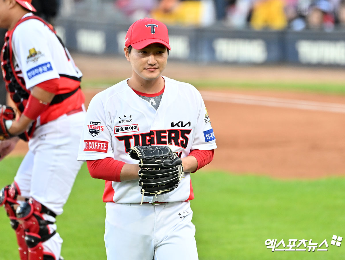 23일 오후 광주기아챔피언스필드에서 열린 '2024 신한 SOL Bank KBO 한국시리즈' 삼성 라이온즈와 KIA 타이거즈의 1차전 서스펜디드 경기,  7회초 2사 2루 KIA 전상현이 마운드를 내려오고 있다. 엑스포츠뉴스 DB