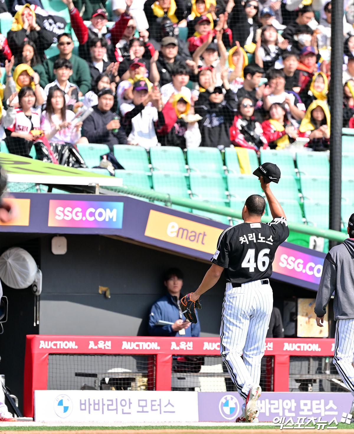 15일 오후 인천SSG랜더스필드에서 열린 '2025 신한 SOL Bank KBO리그' LG 트윈스와 SSG 랜더스의 시범경기, 5회말 2사 1루 LG 치리노스가 마운드를 내려가며 팬들에게 인사를 하고 있다. 문학, 김한준 기자