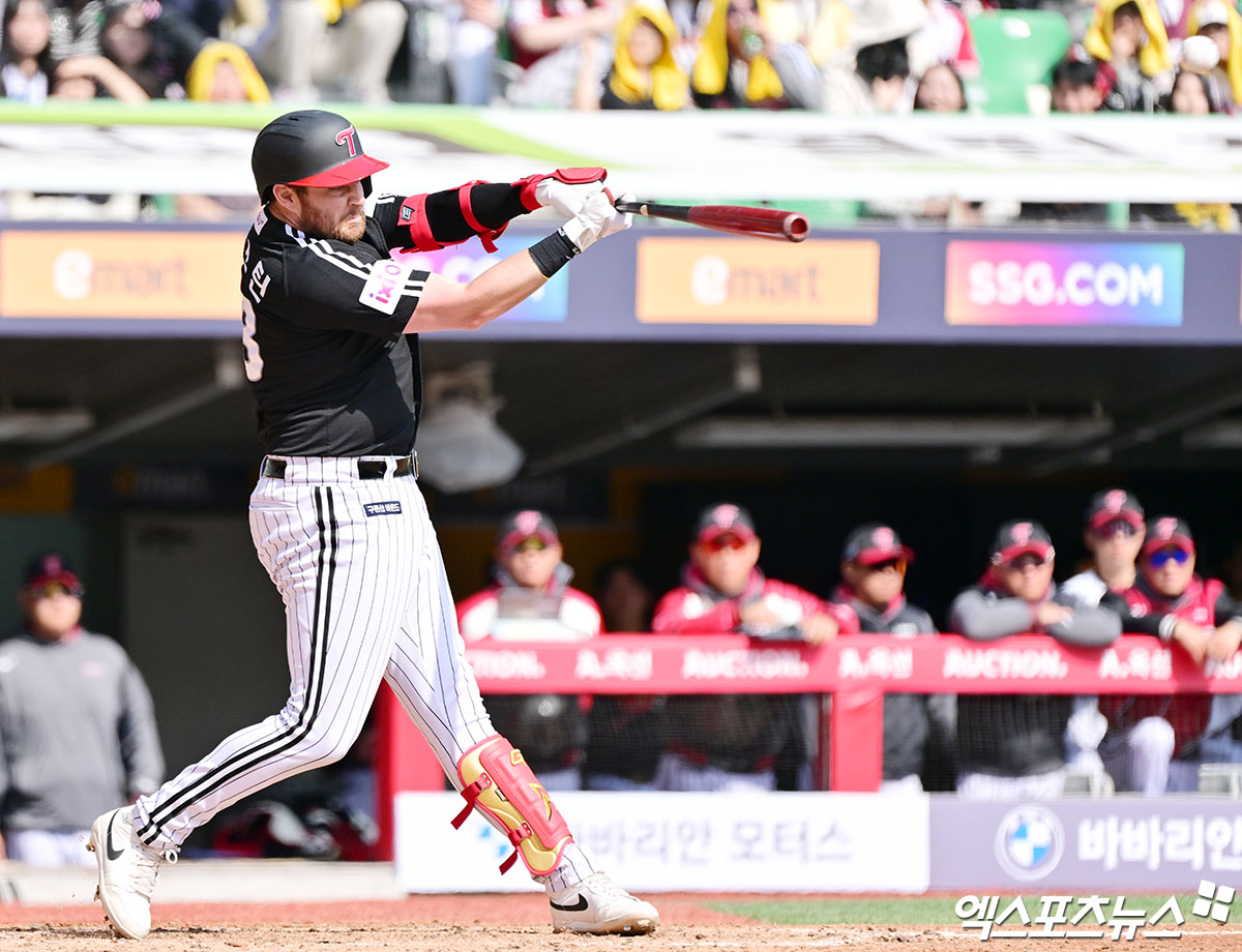 15일 오후 인천SSG랜더스필드에서 열린 '2025 신한 SOL Bank KBO리그' LG 트윈스와 SSG 랜더스의 시범경기, 5회초 1사 만루 LG 오스틴이 3타점 2루타를 날리고 있다. 문학, 김한준 기자