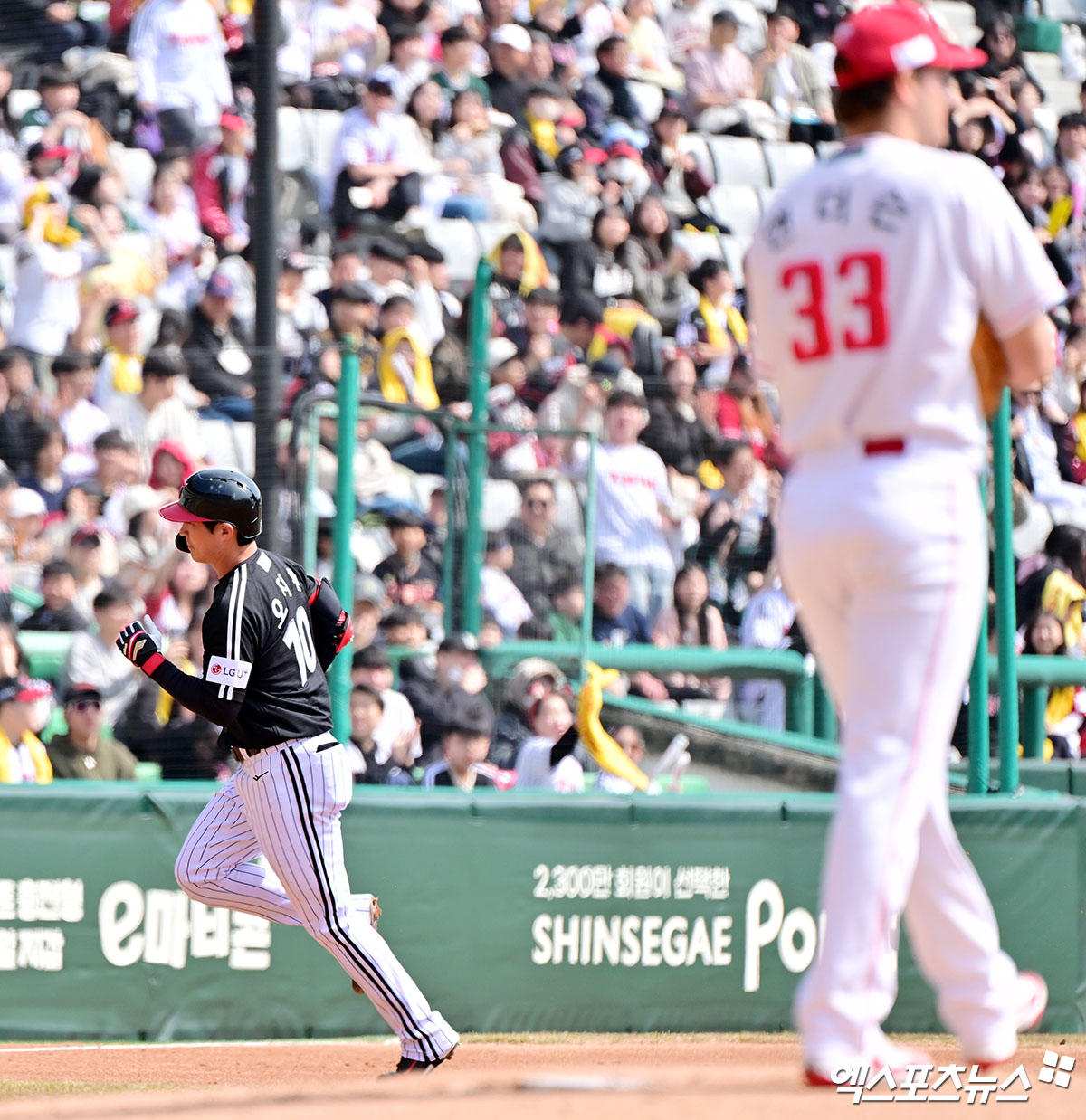 15일 오후 인천SSG랜더스필드에서 열린 '2025 신한 SOL Bank KBO리그' LG 트윈스와 SSG 랜더스의 시범경기, 2회초 1사 LG 오지환이 솔로 홈런을 날린 후 그라운드를 돌고 있다. 문학, 김한준 기자