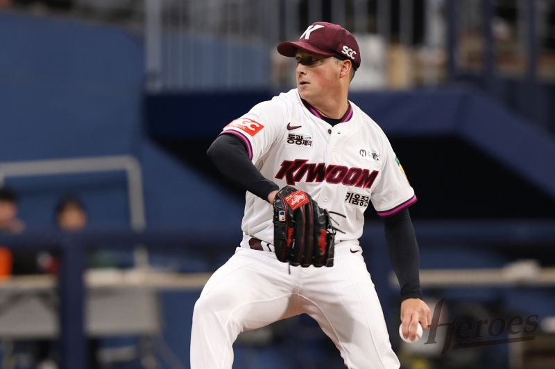 키움은 15일 서울 고척스카이돔에서 열린 2025 KBO리그 두산 베어스와의 시범경기에서 3-2 승리를 거뒀다. 선발투수로 등판한 케니 로젠버그는 5이닝 2피안타 2볼넷 7탈삼진 무실점으로 호투했다. 키움 히어로즈