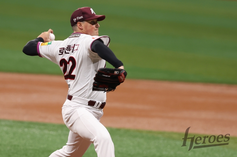 키움은 15일 서울 고척스카이돔에서 열린 2025 KBO리그 두산 베어스와의 시범경기에서 3-2 승리를 거뒀다. 선발투수로 등판한 케니 로젠버그는 5이닝 2피안타 2볼넷 7탈삼진 무실점으로 호투했다. 키움 히어로즈