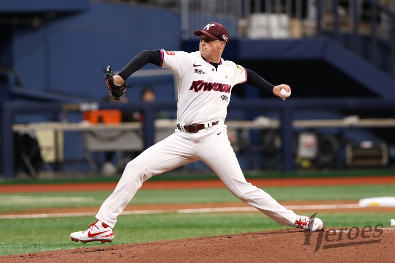 키움은 15일 서울 고척스카이돔에서 열린 2025 KBO리그 두산 베어스와의 시범경기에서 3-2 승리를 거뒀다. 선발투수로 등판한 케니 로젠버그는 5이닝 2피안타 2볼넷 7탈삼진 무실점으로 호투했다. 키움 히어로즈