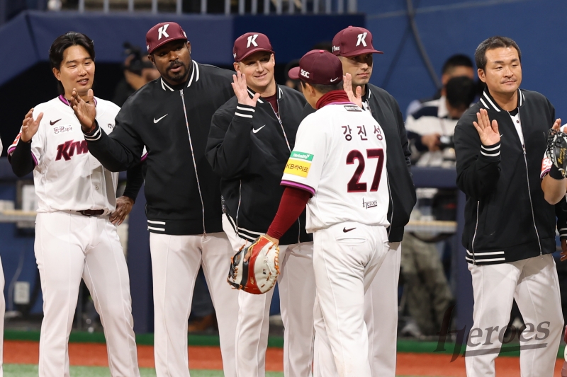 키움은 15일 서울 고척스카이돔에서 열린 2025 KBO리그 두산 베어스와의 시범경기에서 3-2 승리를 거뒀다. 선발투수로 등판한 케니 로젠버그는 5이닝 2피안타 2볼넷 7탈삼진 무실점으로 호투했다. 키움 히어로즈