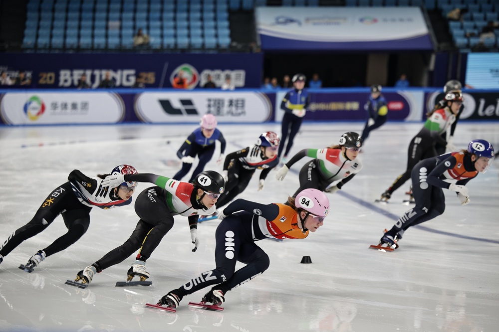 한국이 15일 중국 베이징에서 열린 2025 ISU 쇼트트랙 세계선수권대회 여자계주에서 3위로 달리고 있다. EPA/연합뉴스