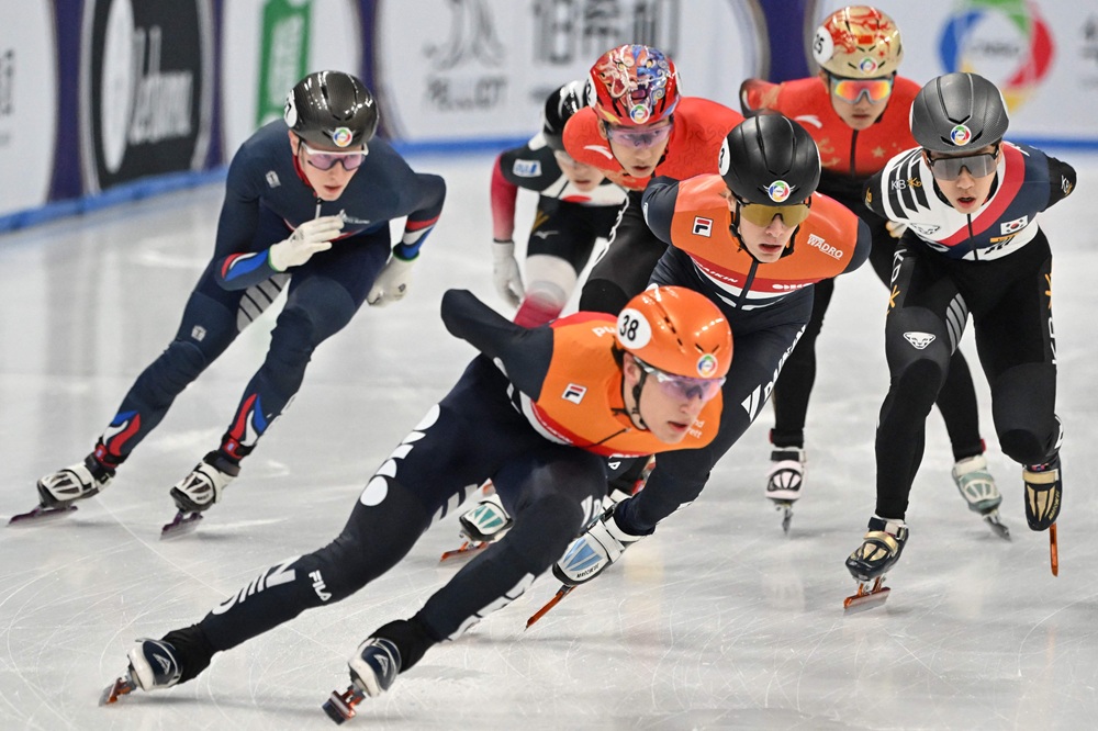 한국 박지원(오른쪽)이 15일 중국 베이징에서 열린 2025 ISU 쇼트트랙 세계선수권대회에서 경기에 임하고 있다. AFP/연합뉴스