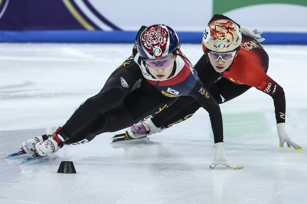 한국 최민정이 15일 중국 베이징에서 열린 2025 ISU 쇼트트랙 세계선수권대회에서 1위로 경기에 임하고 있다. EPA/연합뉴스