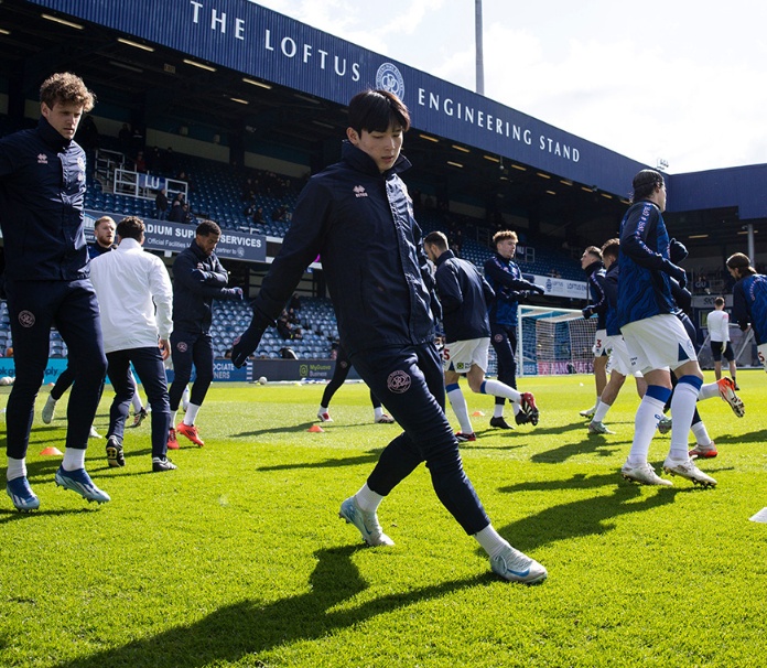 퀸즈파크레인저스(QPR)는 15일(한국시간) 영국 런던에 위치한 로프터스 로드에서 열린 리즈 유나이티드와의 2024-25시즌 잉글랜드 챔피언십(2부) 38라운드 홈경기에서 2-2 무승부를 거뒀다. 이날 양민혁을 벤치 명단에 넣은 QPR은 전반전 시작 후 30분 만에 2골을 터트리며 앞서가기 시작했지만 이후 2골을 연달아 허용하면서 무승부로 경기를 마쳤다. 동점이 됐음에도 양민혁은 끝내 그라운드를 밟지 못하면서 9경기 연속 출전이 불발됐다. QPR SNS