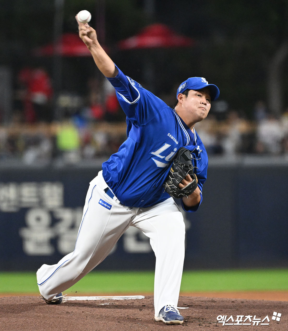 24일 오후 광주기아챔피언스필드에서 열린 '2024 신한 SOL Bank KBO리그' 삼성 라이온즈와 KIA 타이거즈의 경기, 1회말 삼성 선발투수 김대호가 공을 힘차게 던지고 있다. 엑스포츠뉴스 DB