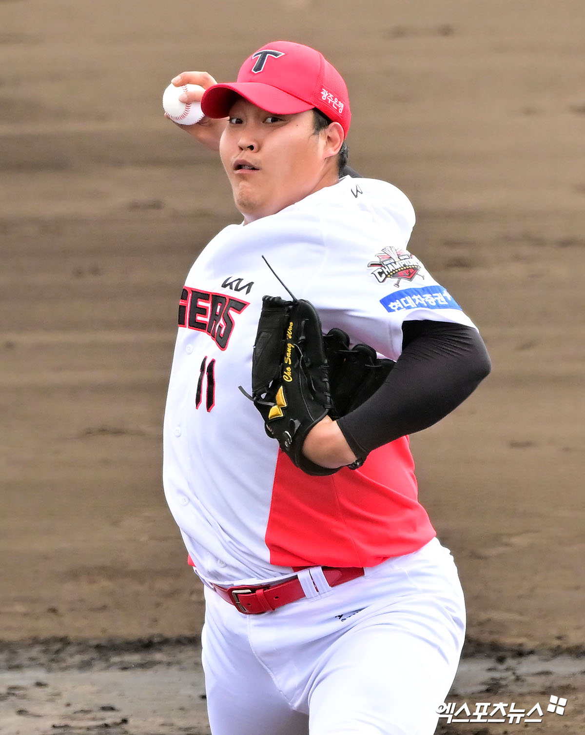 3일 오후 일본 오키나와 킨 구장에서 열린 KT 위즈와 KIA 타이거즈의 연습경기, 8회초 KIA 조상우가 공을 힘차게 던지고 있다. 엑스포츠뉴스 DB