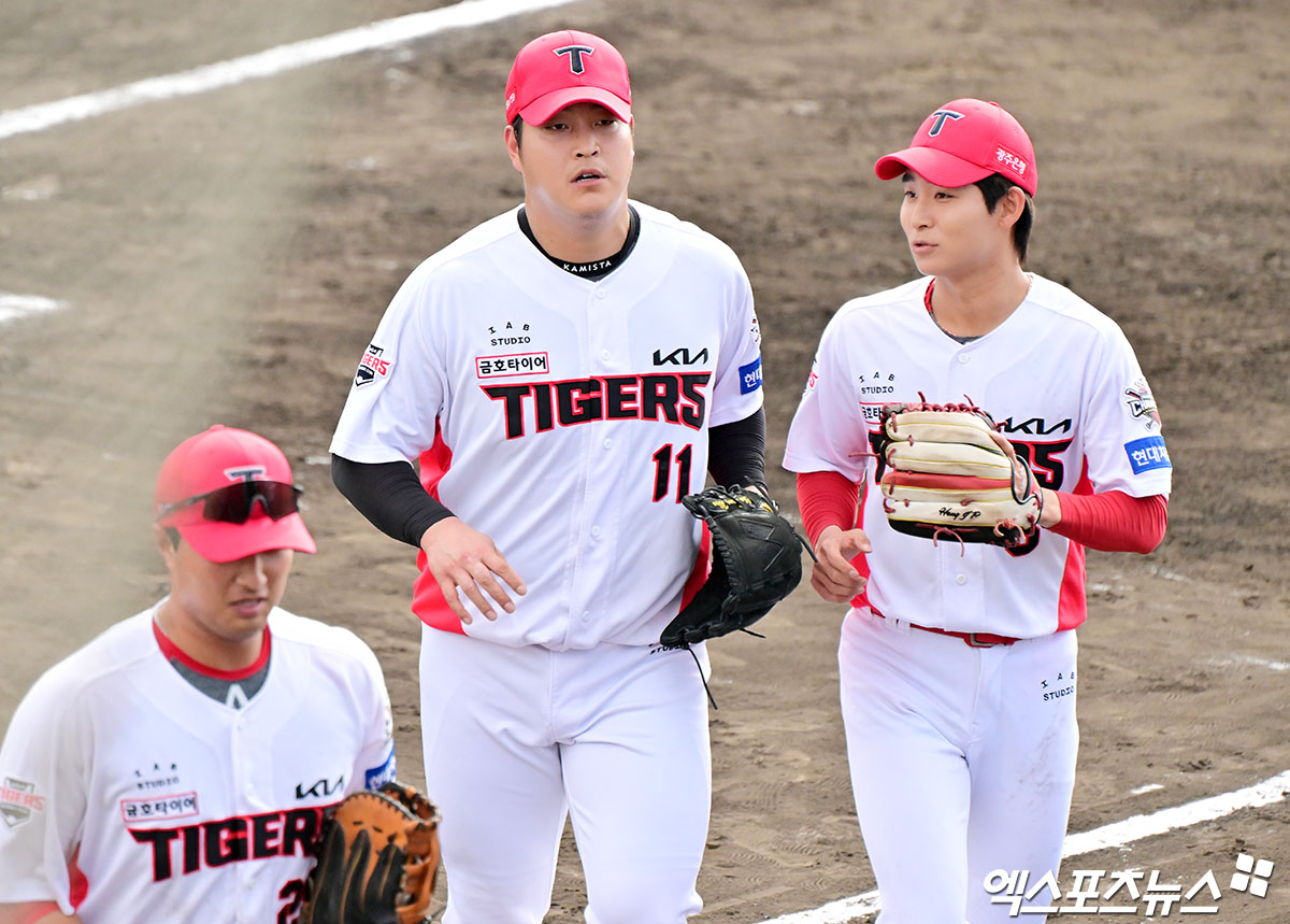3일 오후 일본 오키나와 킨 구장에서 열린 KT 위즈와 KIA 타이거즈의 연습경기, 8회초 수비를 마친 KIA 조상우가 더그아웃으로 향하고 있다. 엑스포츠뉴스 DB