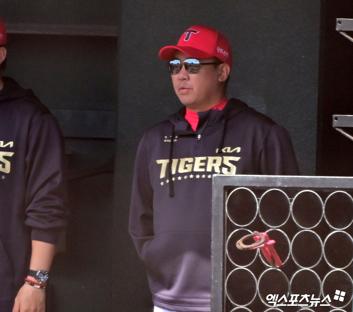 27일 오후 일본 오키나와 킨 구장에서 열린 LG 트윈스와 KIA 타이거즈의 연습경기, KIA 이범호 감독이 경기를 지켜보고 있다. 엑스포츠뉴스 DB