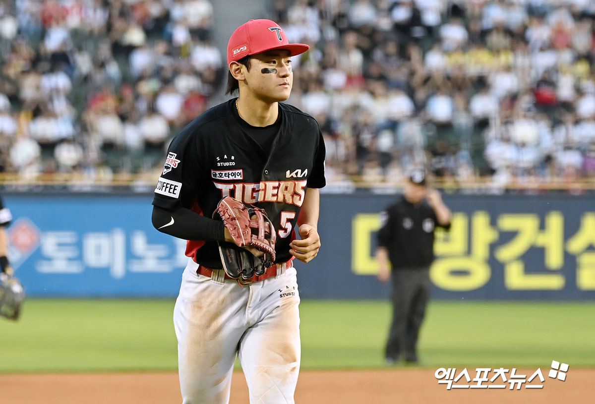  8일 오후 서울 송파구 잠실야구장에서 열린 '2024 신한 SOL Bank KBO리그' KIA 타이거즈와 두산 베어스의 경기, 6회말 수비를 마친 KIA 김도영이 더그아웃으로 향하고 있다. 엑스포츠뉴스 DB