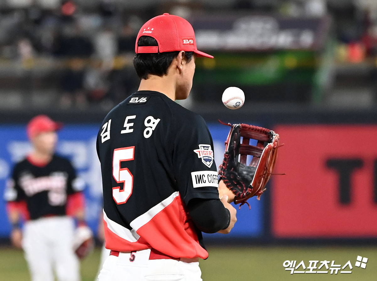 2일 오후 수원KT위즈파크에서 열린 '2024 신한 SOL Bank KBO리그' KIA 타이거즈와 KT 위즈의 경기, 8회말 1사 1,2루 KIA 김도영이 포구 실책을 한 후 아쉬워하고 있다. 엑스포츠뉴스 DB