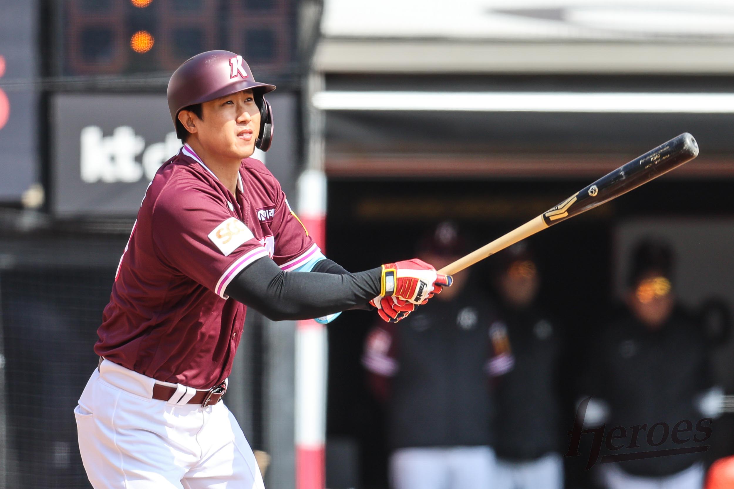 김동엽은 15일 서울 고척스카이돔에서 열린 2025 KBO리그 두산 베어스와의 시범경기에서 두산 선발 김유성의 공에 오른쪽 손목을 맞고 교체됐다. 검진 결과 우측 척골 경상 돌기 골절 소견이 나왔다. 키움 히어로즈