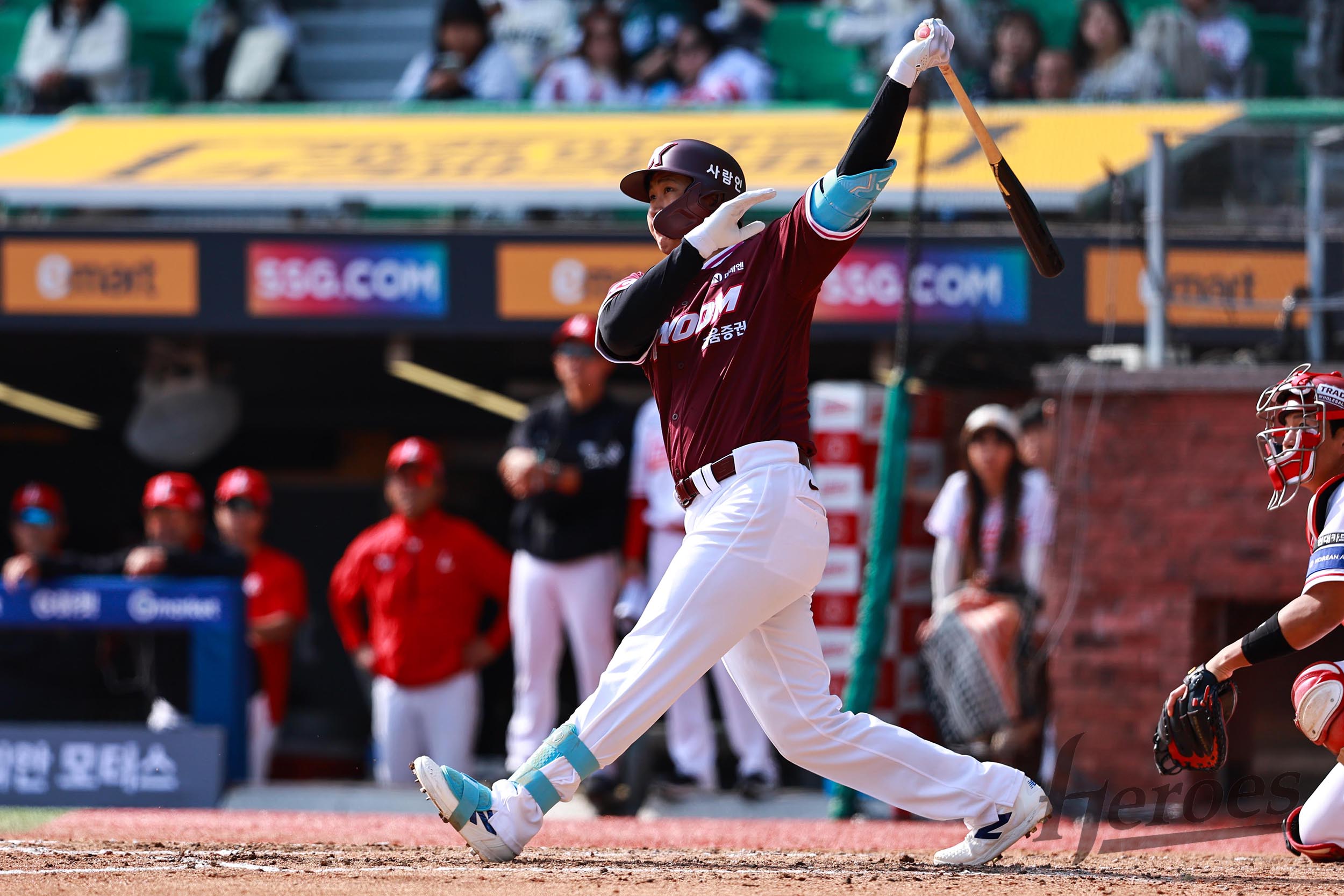 14일 SSG랜더스필드에서 열린 2025 KBO리그 키움 히어로즈와 SSG 랜더스의 경기, 키움 김동엽이 SSG 김건우를 상대로 홈런을 날리고 있다. 키움 히어로즈