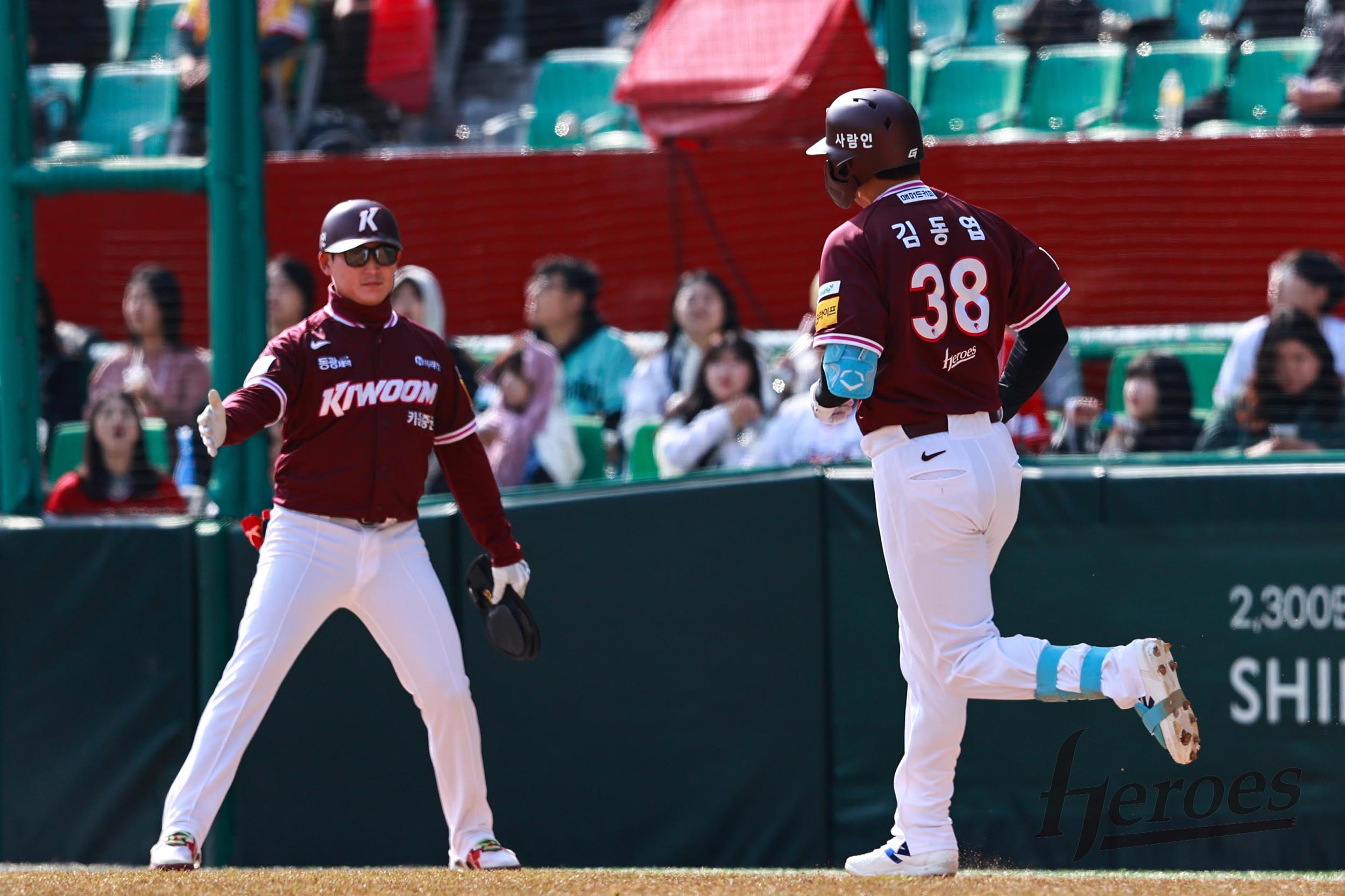 14일 SSG랜더스필드에서 열린 2025 KBO리그 키움 히어로즈와 SSG 랜더스의 경기, 키움 김동엽이 SSG 김건우를 상대로 홈런을 날린 뒤 그라운드를 돌고 있다. 키움 히어로즈