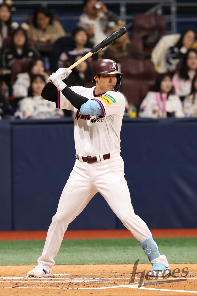 김동엽은 15일 서울 고척스카이돔에서 열린 2025 KBO리그 두산 베어스와의 시범경기에서 두산 선발 김유성의 공에 오른쪽 손목을 맞고 교체됐다. 검진 결과 우측 척골 경상 돌기 골절 소견이 나왔다. 키움 히어로즈