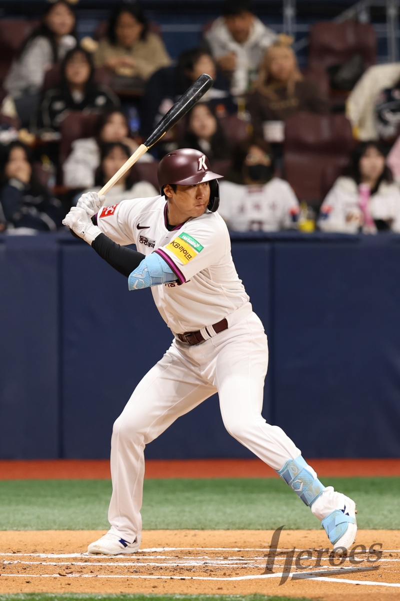 김동엽은 15일 서울 고척스카이돔에서 열린 2025 KBO리그 두산 베어스와의 시범경기에서 두산 선발 김유성의 공에 오른쪽 손목을 맞고 교체됐다. 검진 결과 우측 척골 경상 돌기 골절 소견이 나왔다. 키움 히어로즈