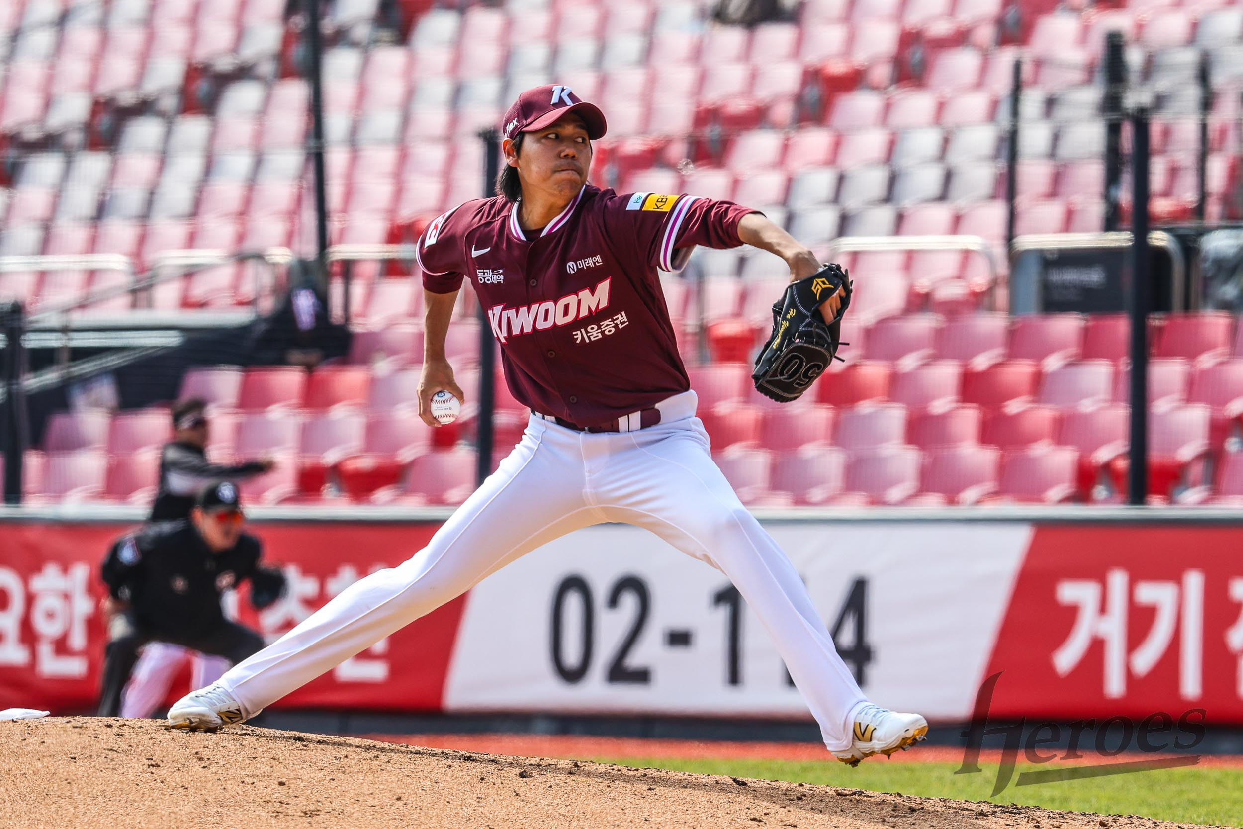 16일 서울 고척스카이돔에서 열린 2025 KBO리그 두산 베어스와 키움 히어로즈의 경기, 키움 선발 하영민은 5이닝 1실점으로 쾌투를 펼쳤다. 키움 히어로즈