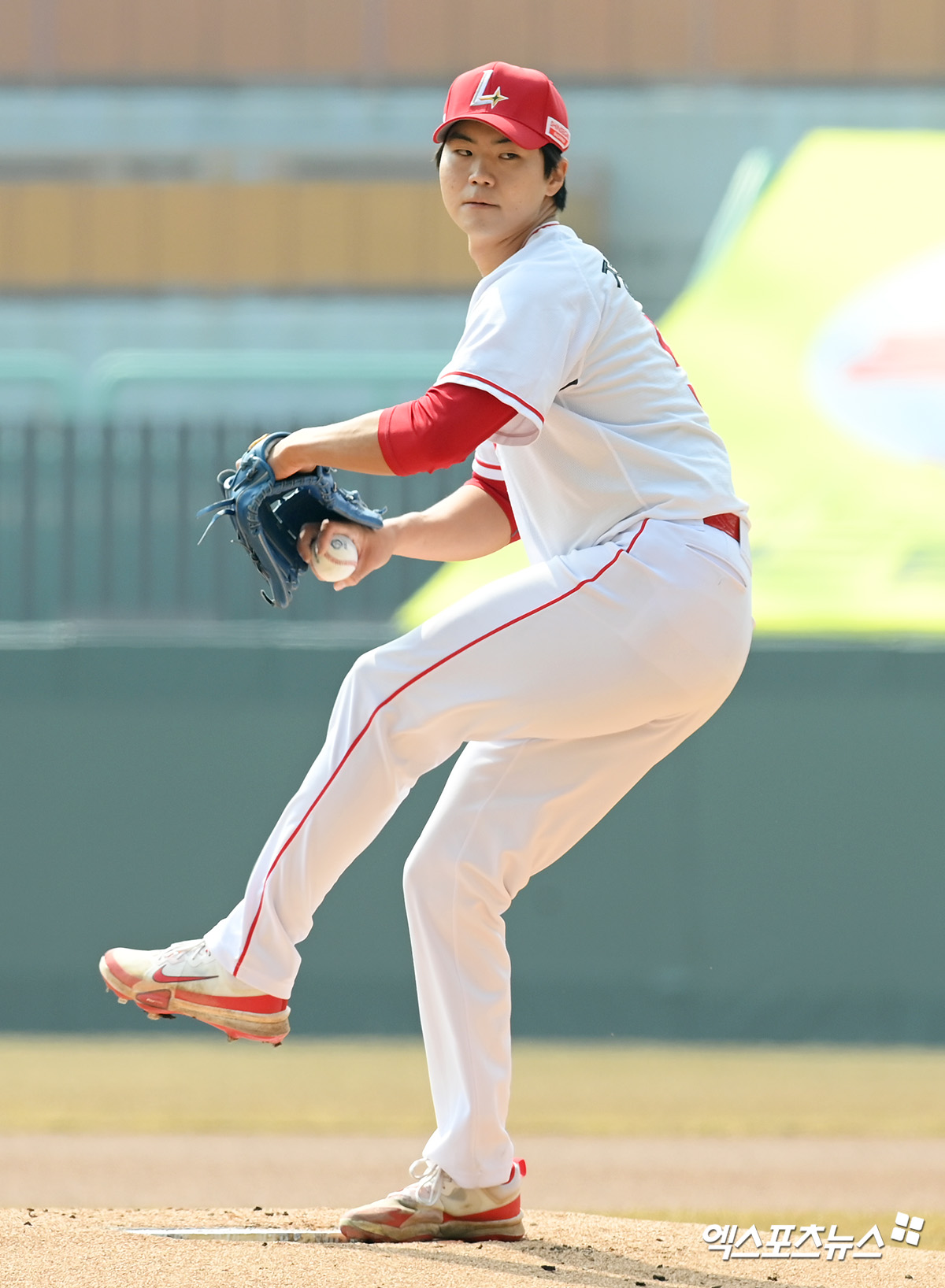 SSG 랜더스 투수 정동윤이 16일 문학 LG전에 선발 등판해 3.1이닝 3탈삼진 무실점으로 호투했다. 엑스포츠뉴스 DB