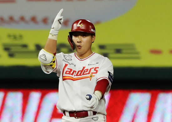 SSG 랜더스가 16일 문학 LG전에서 최준우의 결승 2루타와 하재훈의 쐐기 적시타로 승리를 거뒀다. SSG 랜더스