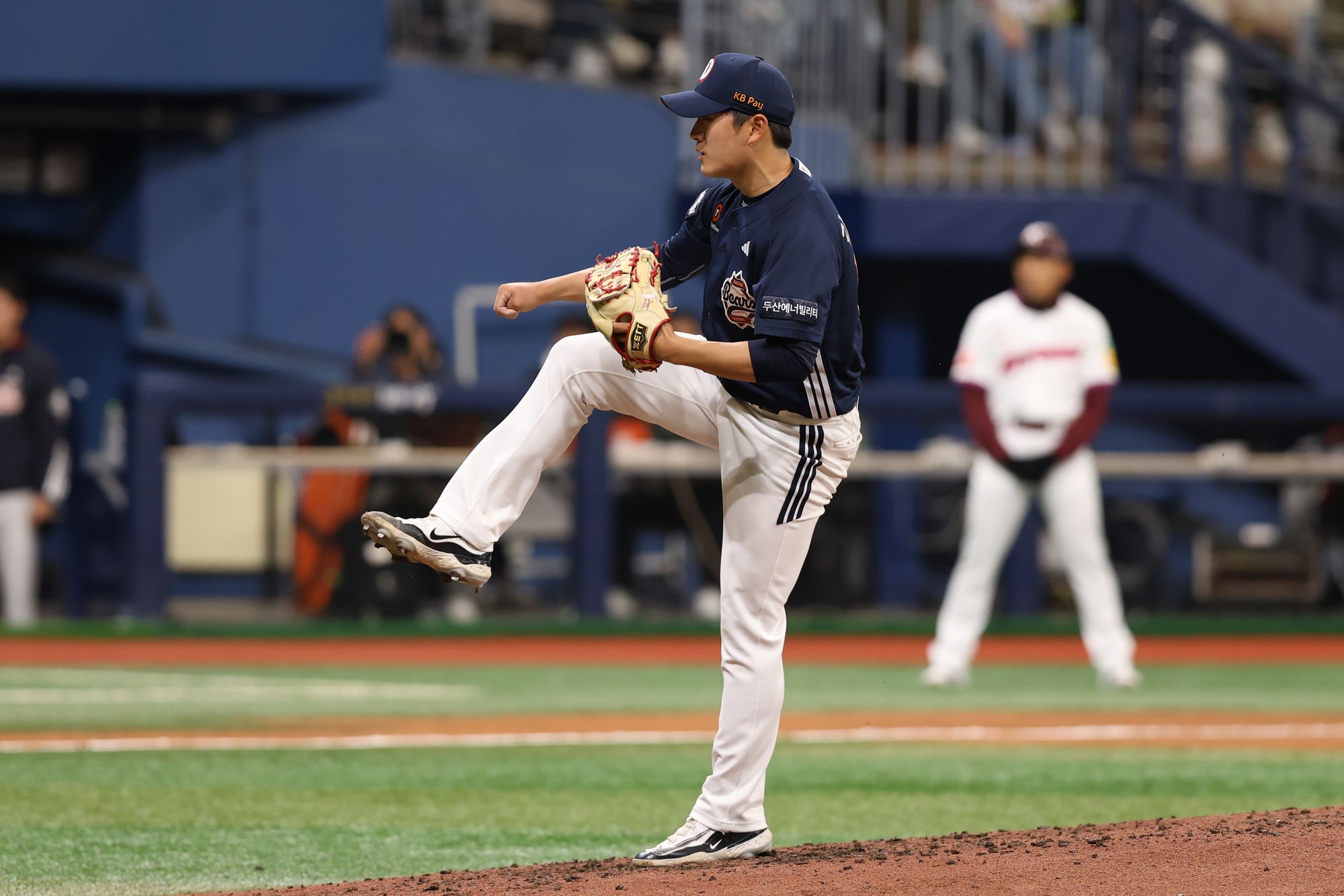 16일 서울 고척스카이돔에서 열린 2025 KBO리그 두산 베어스와 키움 히어로즈의 경기, 두산 김택연은 8회말 세 타자를 모두 삼진으로 처리하며 위력투를 펼쳤다. 두산 베어스