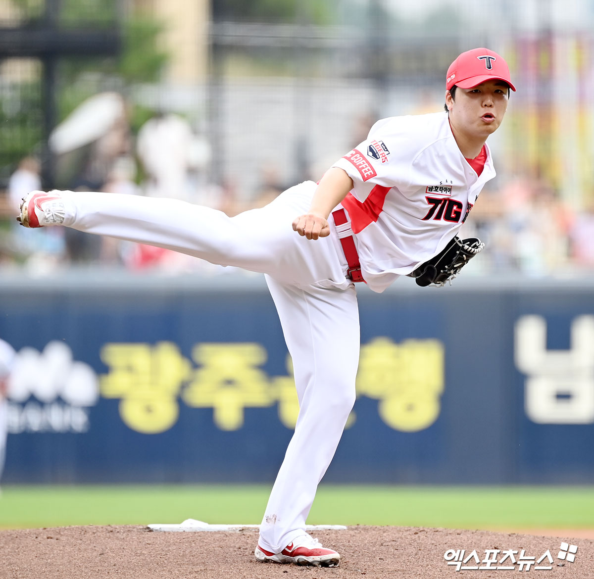 16일 오후 광주-KIA챔피언스필드에서 열린 '2025 신한 SOL Bank KBO리그' 삼성 라이온즈와 KIA 타이거즈의 시범경기, KIA가 19안타를 몰아친 타선의 활약에 힘입어 11:5로 승리하면서 4연승을 질주했다. 아리엘 후라도와 선발 맞대결을 펼친 황동하는 4이닝 4피안타 3사사구 4탈삼진 3실점 1자책을 기록했다. 엑스포츠뉴스 DB