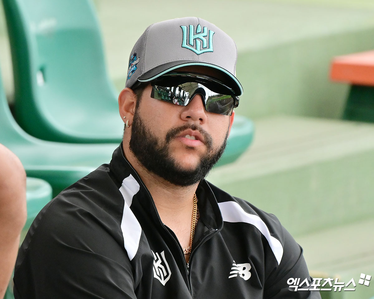 KT 투수 헤이수스는 16일 사직구장에서 열린 '2025 신한 SOL Bank KBO 시범경기' 롯데전 선발 등판했다. 경기는 우천 취소 탓에 노게임 선언됐다. 반즈는 투구수 78개를 기록하며 개막시리즈 등판을 위한 최종 리허설을 마무리했다. 엑스포츠뉴스 DB