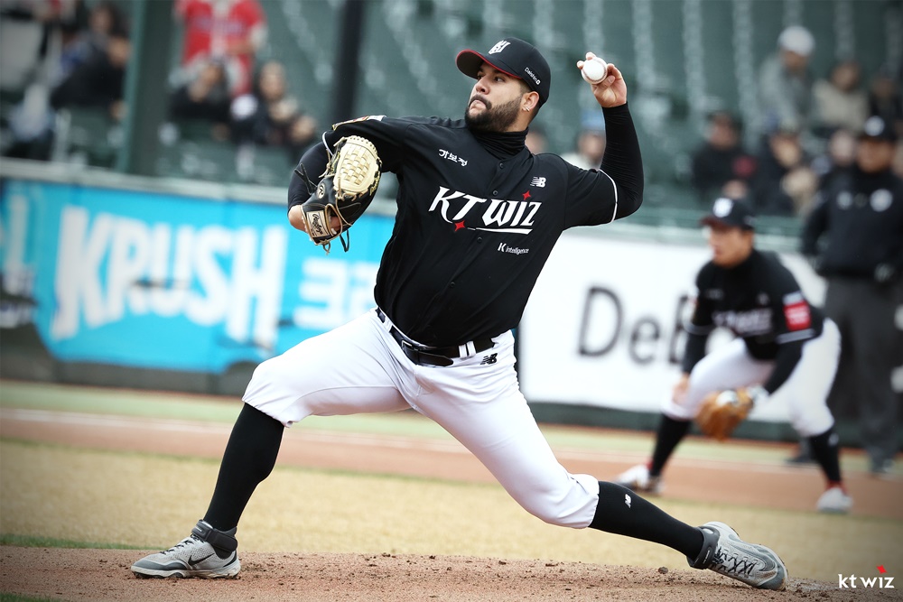 KT 투수 헤이수스는 16일 사직구장에서 열린 '2025 신한 SOL Bank KBO 시범경기' 롯데전 선발 등판했다. 경기는 우천 취소 탓에 노게임 선언됐다. 반즈는 투구수 78개를 기록하며 개막시리즈 등판을 위한 최종 리허설을 마무리했다. KT 위즈