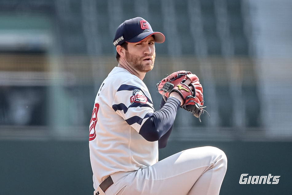 롯데 투수 반즈는 16일 사직구장에서 열린 '2025 신한 SOL Bank KBO 시범경기' KT전 선발 등판했다. 경기는 우천 취소 탓에 노게임 선언됐다. 반즈는 투구수 78개를 기록하며 개막시리즈 등판을 위한 최종 리허설을 마무리했다. 롯데 자이언츠