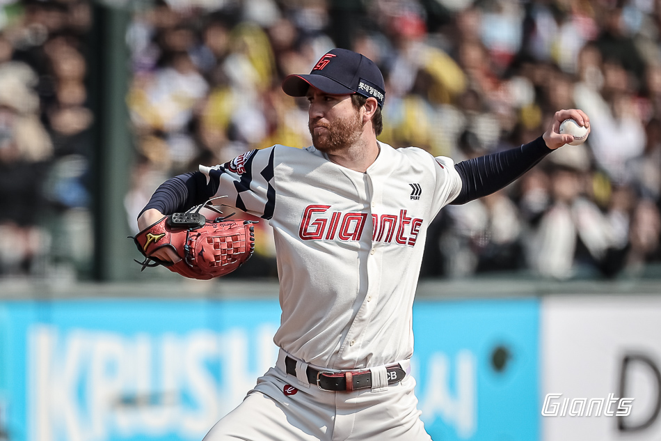 롯데 투수 반즈는 16일 사직구장에서 열린 '2025 신한 SOL Bank KBO 시범경기' KT전 선발 등판했다. 경기는 우천 취소 탓에 노게임 선언됐다. 반즈는 투구수 78개를 기록하며 개막시리즈 등판을 위한 최종 리허설을 마무리했다. 롯데 자이언츠