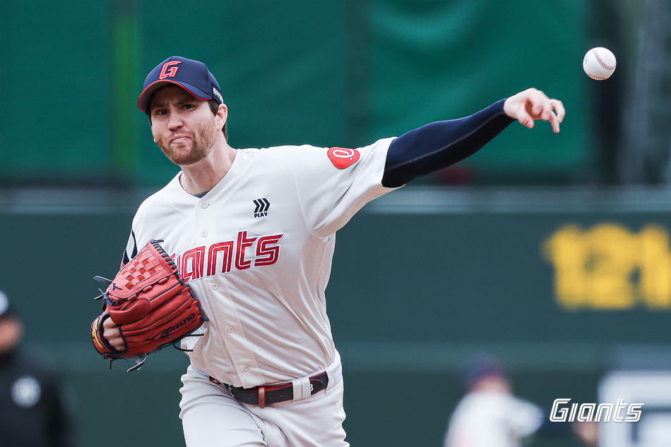 롯데 투수 반즈는 16일 사직구장에서 열린 '2025 신한 SOL Bank KBO 시범경기' KT전 선발 등판했다. 경기는 우천 취소 탓에 노게임 선언됐다. 반즈는 투구수 78개를 기록하며 개막시리즈 등판을 위한 최종 리허설을 마무리했다. 롯데 자이언츠