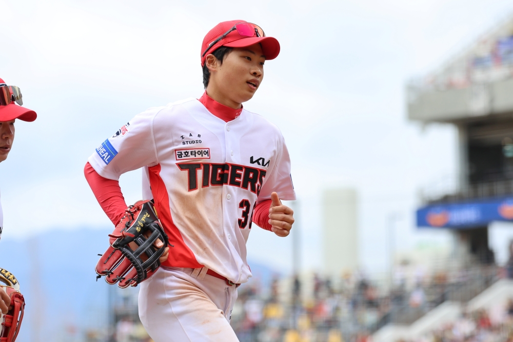 KIA 타이거즈 신인 외야수 박재현이 16일 광주-KIA챔피언스필드에서 열린 2025 신한 SOL Bank KBO리그 시범경기 삼성 라이온즈와의 홈경기에 1번타자 겸 중견수로 선발 출전해 5타수 3안타 1타점 1볼넷 1득점을 기록했다. KIA 타이거즈